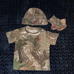 Matching shirt, hat & booties